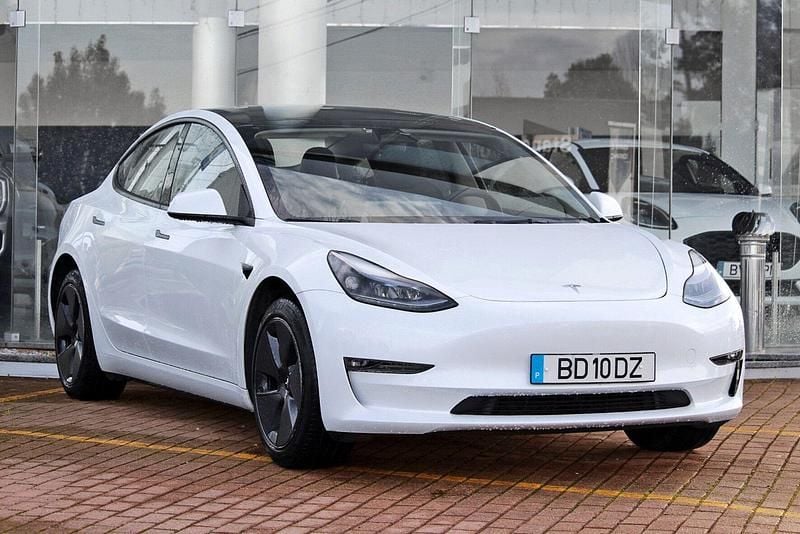Branco Usado 2023 Tesla Model 3 Sedan | € 33.990 (Preço justo) - Imagem 1/4