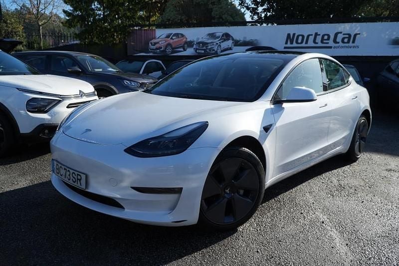 Branco Usado 2023 Tesla Model 3 Sedan | € 29.450 (Bom preço) - Imagem 1/4