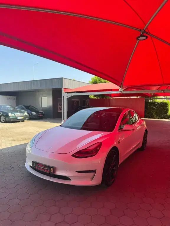 Branco Usado 2019 Tesla Model 3 Sedan | € 24.500 (Preço justo) - Imagem 1/4