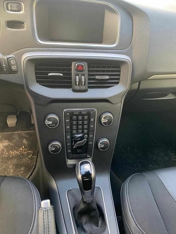 Usado Volvo V40 150 HP (110 kW) 2019 Preto Citadino