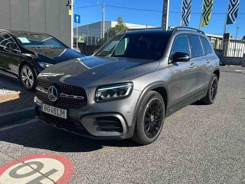 Cinzento Usado 2024 Mercedes 180 Sedan | € 45.900 - Imagem 1/4