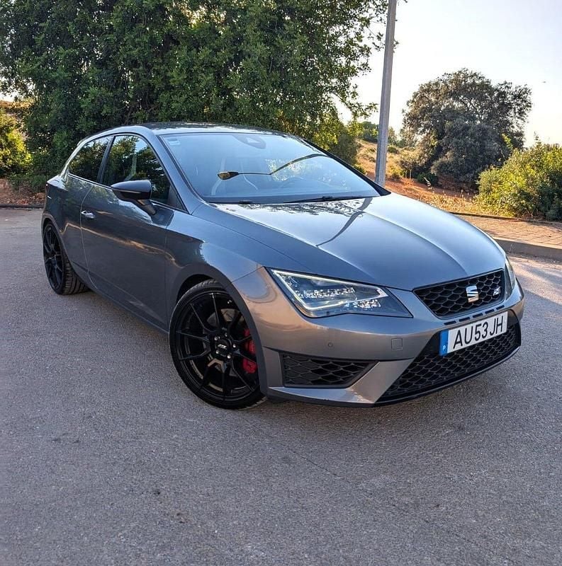 Cinza Usado 2014 Cupra Leon | € 24.900 - Imagem 1/4