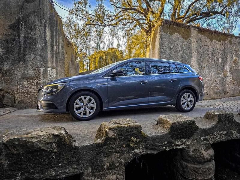 Usado Renault Mégane GrandTour 140 HP (102 kW) 2019 Cinzento Carrinha