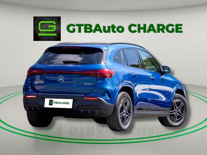 Azul Usado 2024 Mercedes EQA300 AMG SUV | € 42.999 - Imagem 1/4