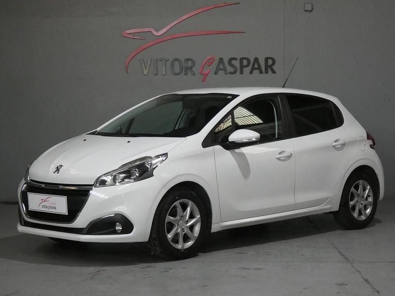 Branco Usado 2015 Peugeot 208 Style Citadino | € 9.990 (Caro) - Imagem 1/4