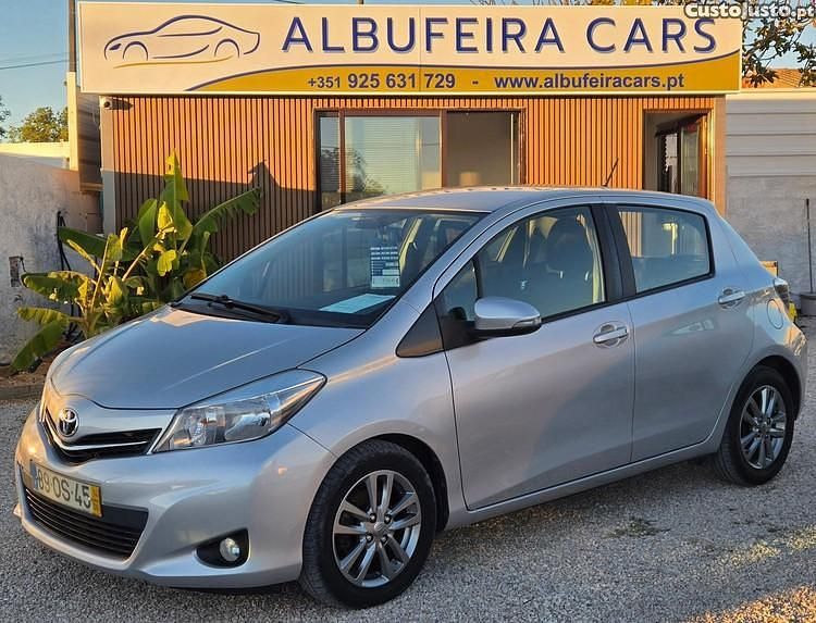 Cinza Usado 2014 Toyota Yaris Comfort | € 9.900 (Bom preço) - Imagem 1/1