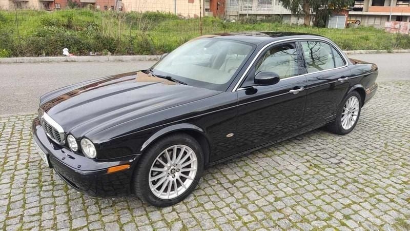 Usado Jaguar XJ 207 HP (152 kW) 2006 Preto Sedan