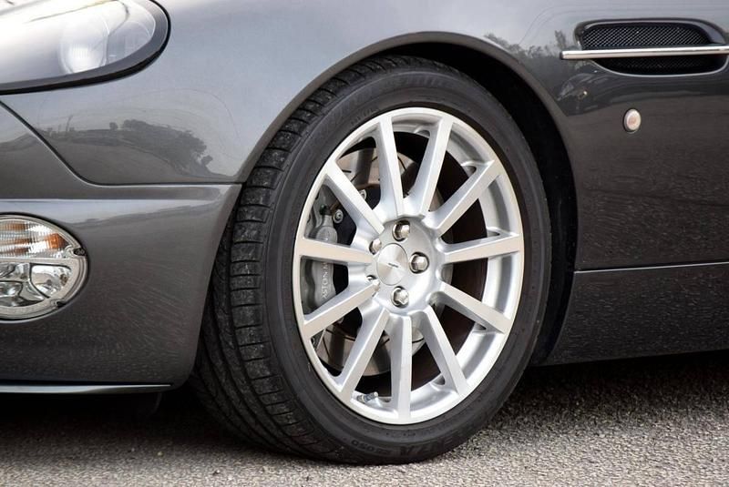 Usado Aston Martin Vanquish 527 HP (387 kW) 2005 Cinzento Coupé