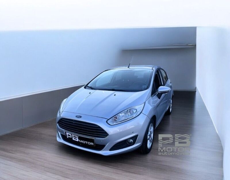 Cinzento Usado 2015 Ford Fiesta Citadino | € 11.250 (Preço justo) - Imagem 1/4