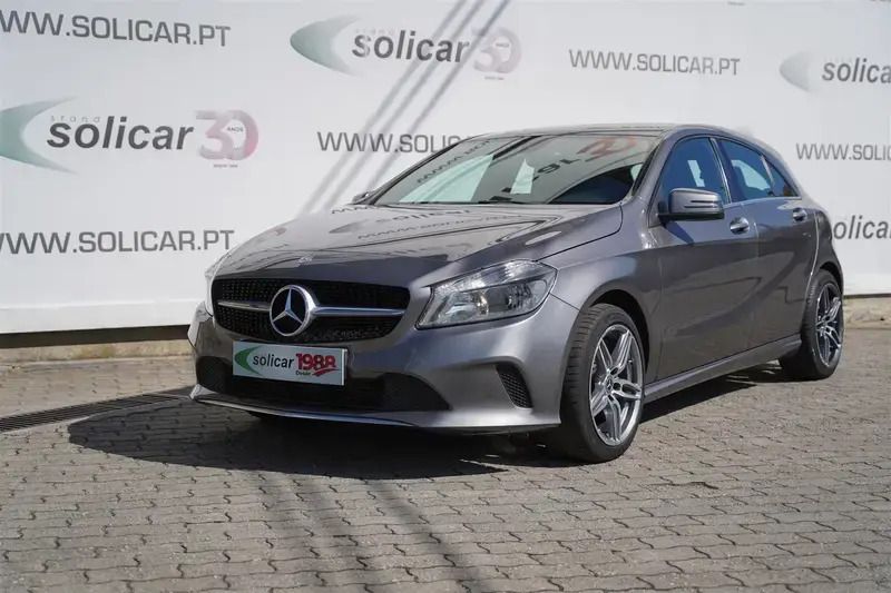 Cinza Usado 2017 Mercedes A180 Urban Citadino | € 20.500 (Preço elevado) - Imagem 1/4