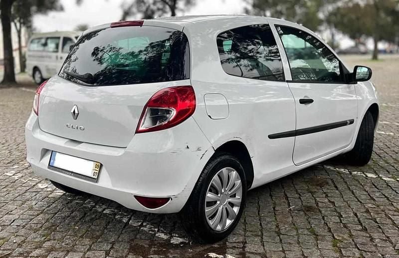 Usado Renault Clio II 68 HP (50 kW) 2009 Branco Citadino