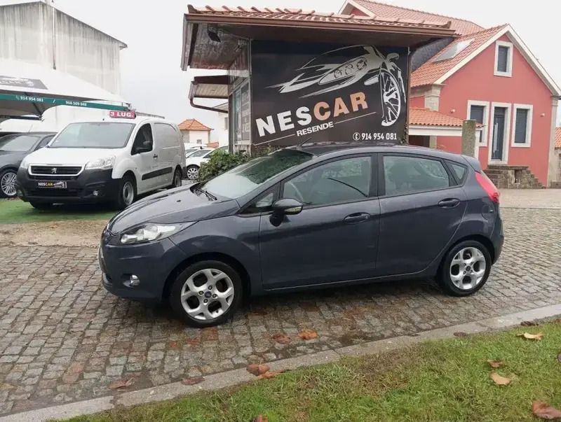 Cinzento Usado 2012 Ford Fiesta Citadino | € 6.990 (Preço justo) - Imagem 1/4