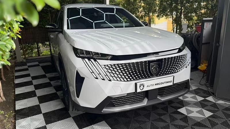 Usado Peugeot 5008 Allure 145 HP (106 kW) 2025 Branco SUV