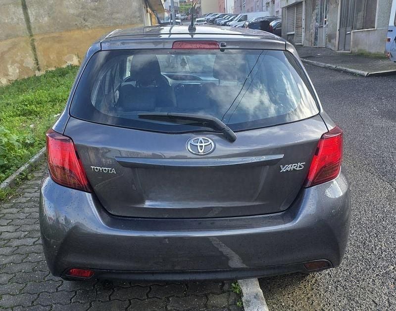 Usado Toyota Yaris Comfort 90 HP (66 kW) 2016 Sedan