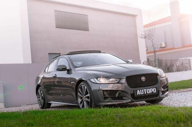 Cinza Usado 2015 Jaguar XE R-Sport Sedan | € 27.900 - Imagem 1/4