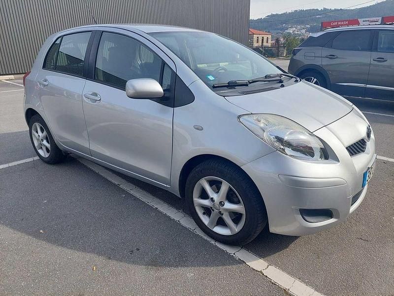 Cinzento Usado 2010 Toyota Yaris Sedan | € 7.050 (Preço justo) - Imagem 1/4