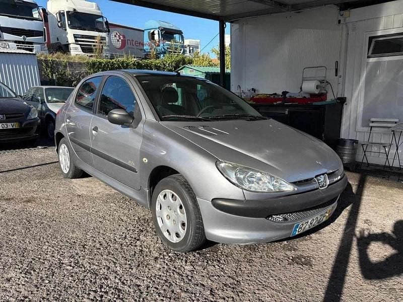 Usado Peugeot 206 68 HP (50 kW) 2005 Cinzento