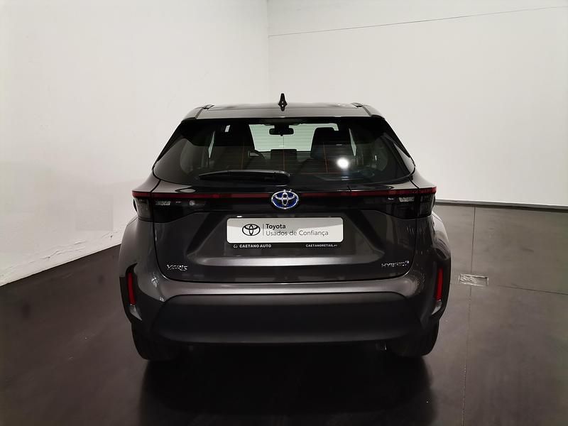 Usado Toyota Yaris Comfort 116 HP (85 kW) 2024 Cinza (pintura metalizada) Citadino