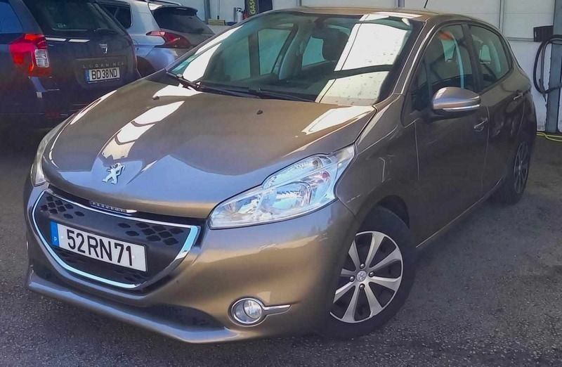 Cinzento Usado 2012 Peugeot 208 Active Citadino | € 9.880 (Preço justo) - Imagem 1/4
