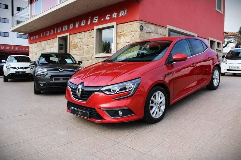 Vermelho Usado 2017 Renault Mégane IV Intens Sedan | € 12.450 (Preço justo) - Imagem 1/4