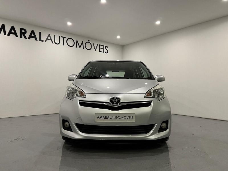 Usado Toyota Verso-S Comfort 90 HP (66 kW) 2011 Cinzento Monovolume