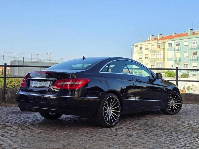 Usado Mercedes E220 170 HP (125 kW) 2011 Preto Coupé