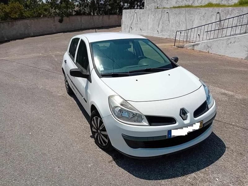 Branco Usado 2006 Renault Clio II Citadino | € 3.100 (Preço justo) - Imagem 1/4