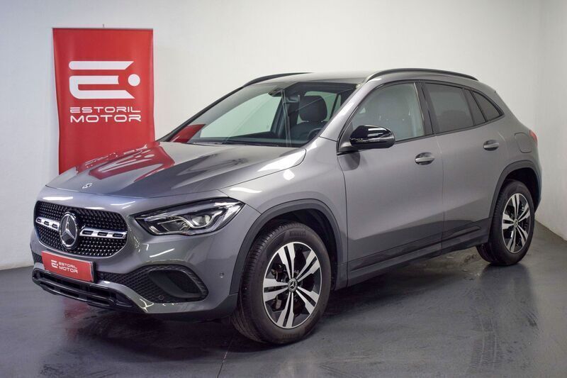 Cinza Usado 2022 Mercedes GLA250 Progressive SUV | € 38.500 - Imagem 1/4