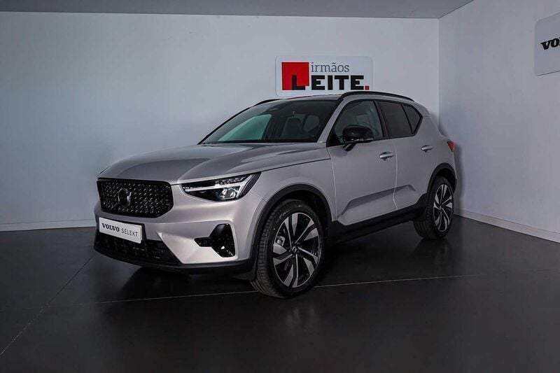 Prateado Novo 2025 Volvo XC40 Plus SUV | € 45.990 - Imagem 1/4