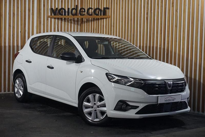 Branco Usado 2021 Dacia Sandero Essentiel Citadino | € 11.990 (Bom preço) - Imagem 1/4