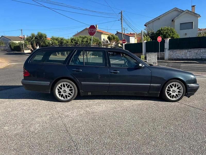 Azul Usado 2003 Mercedes E220 Carrinha | € 4.000 - Imagem 1/4