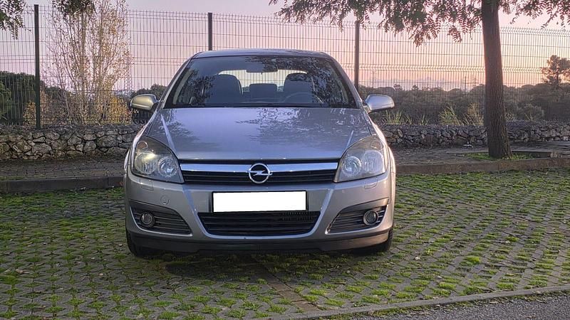 Usado Opel Astra Enjoy 90 HP (66 kW) 2006 Cinza Citadino