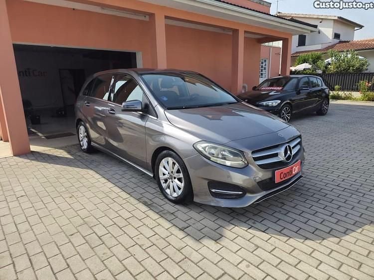 Usado Mercedes B180 Style 109 HP (80 kW) 2018 Cinza Monovolume
