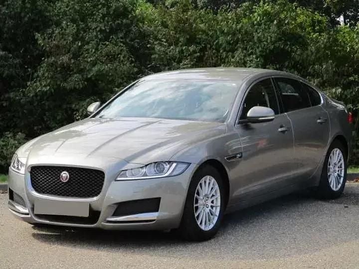 Dourado Usado 2017 Jaguar XF Prestige Sedan | € 19.800 - Imagem 1/4
