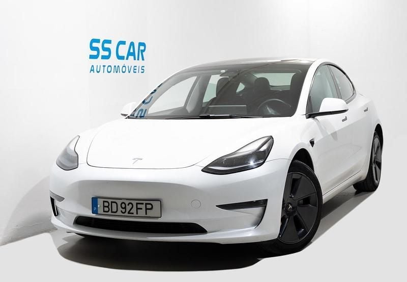 Branco Usado 2023 Tesla Model 3 Sedan | € 29.990 (Preço justo) - Imagem 1/4