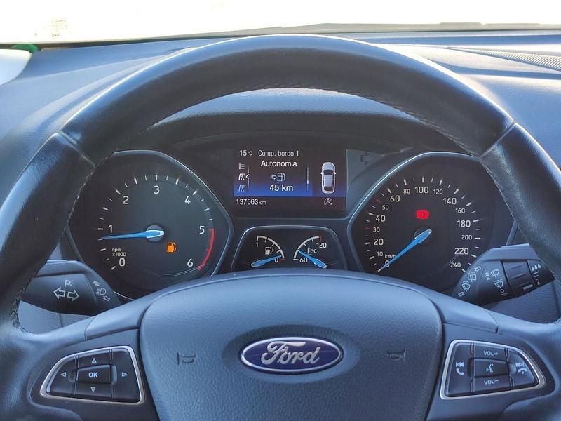 Usado Ford Focus Titanium 120 HP (88 kW) 2017 Cinzento