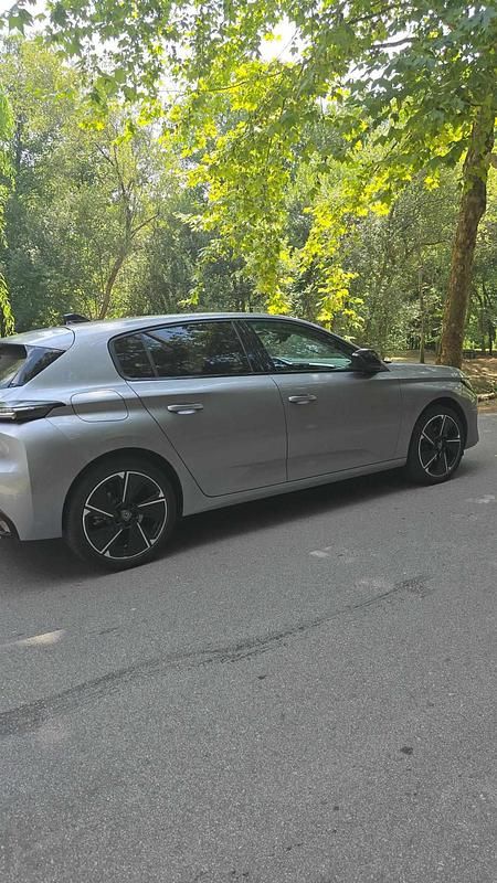 Cinzento Usado 2024 Peugeot e-308 Citadino | € 27.500 (Bom preço) - Imagem 1/4