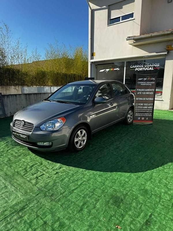 Cinza Usado 2008 Hyundai Accent Style Sedan | € 4.900 - Imagem 1/4