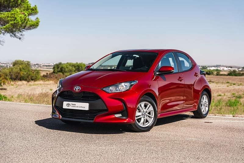 Vermelho (pintura metalizada especial) Usado 2021 Toyota Yaris Comfort | € 16.750 (Preço justo) - Imagem 1/4