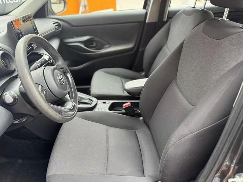 Usado Toyota Yaris Hybrid 116 HP (85 kW) 2022 Cinzento