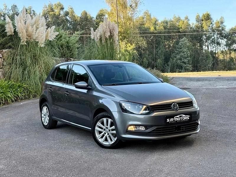 Cinza Usado 2017 VW Polo Comfortline Citadino | € 11.500 (Preço justo) - Imagem 1/4