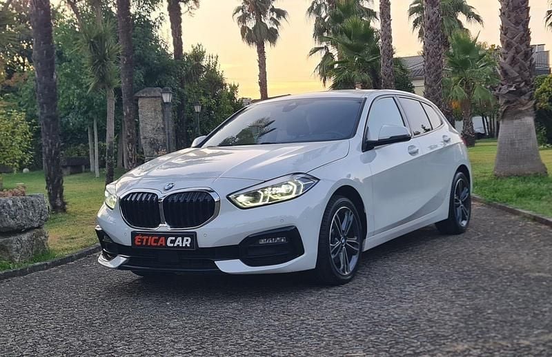 Branco Usado 2021 BMW 118 Sport Line Citadino | € 28.999 (Caro) - Imagem 1/4
