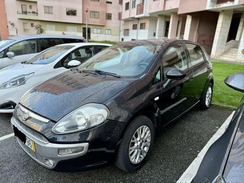 Usado 2011 Fiat Punto Sedan | € 2.950 - Imagem 1/4