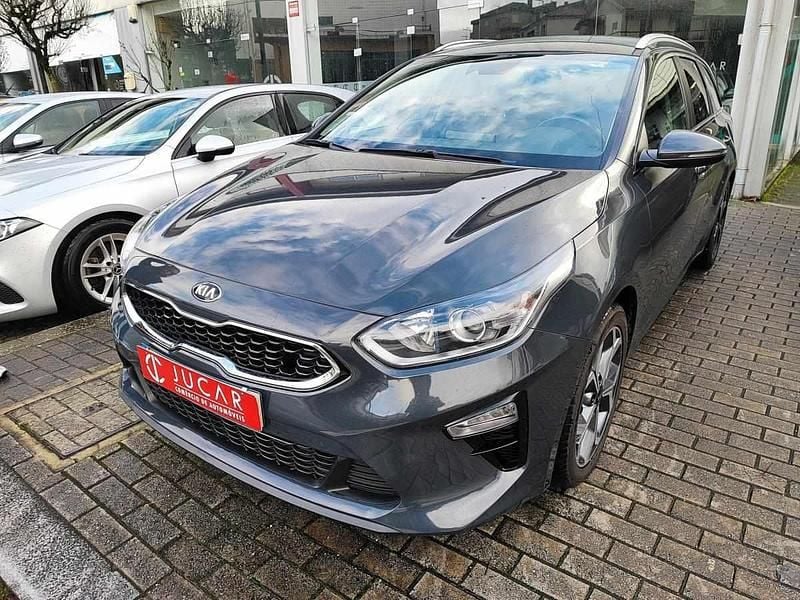 Usado Kia Ceed 136 HP (100 kW) 2021 Cinzento Citadino