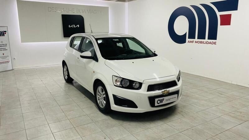 Branco Usado 2012 Chevrolet Aveo LS | € 6.990 - Imagem 1/4