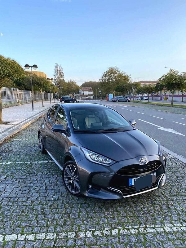 Usado Toyota Yaris Hybrid 116 HP (85 kW) 2024 Cinzento