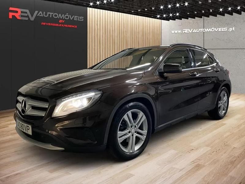 Castanho Usado 2014 Mercedes GLA180 Urban SUV | € 14.750 (Caro) - Imagem 1/4