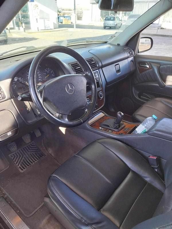 Azul Usado 2002 Mercedes ML270 SUV | € 7.000 - Imagem 1/4