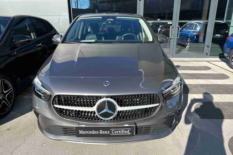 Usado Mercedes B180 116 HP (85 kW) 2023 Cinzento Monovolume