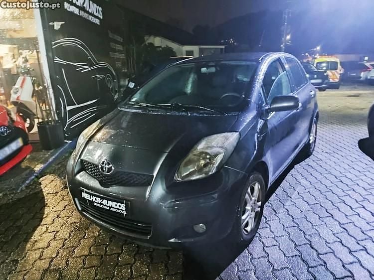 Cinza Usado 2011 Toyota Yaris Citadino | € 6.990 (Preço justo) - Imagem 1/1